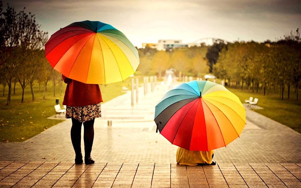 Девочка с разноцветным зонтиком