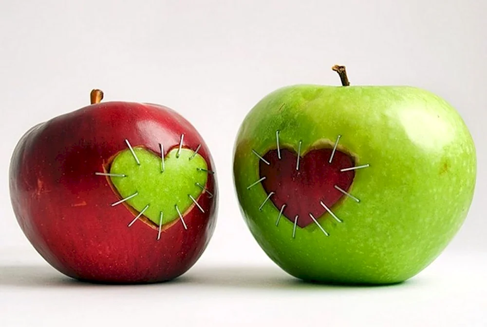 Два надкусанных яблока