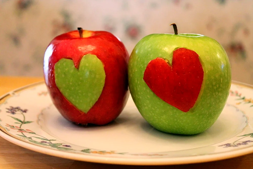 Две половинки яблока
