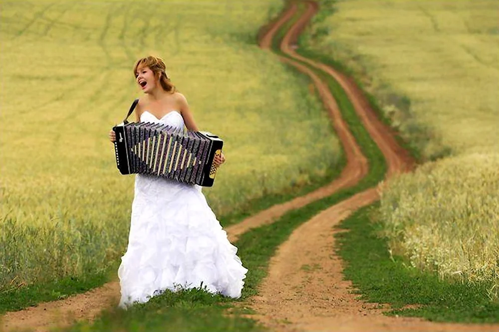 Невеста с баяном в поле
