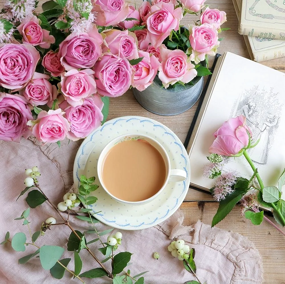 Нежные цветы и кофе