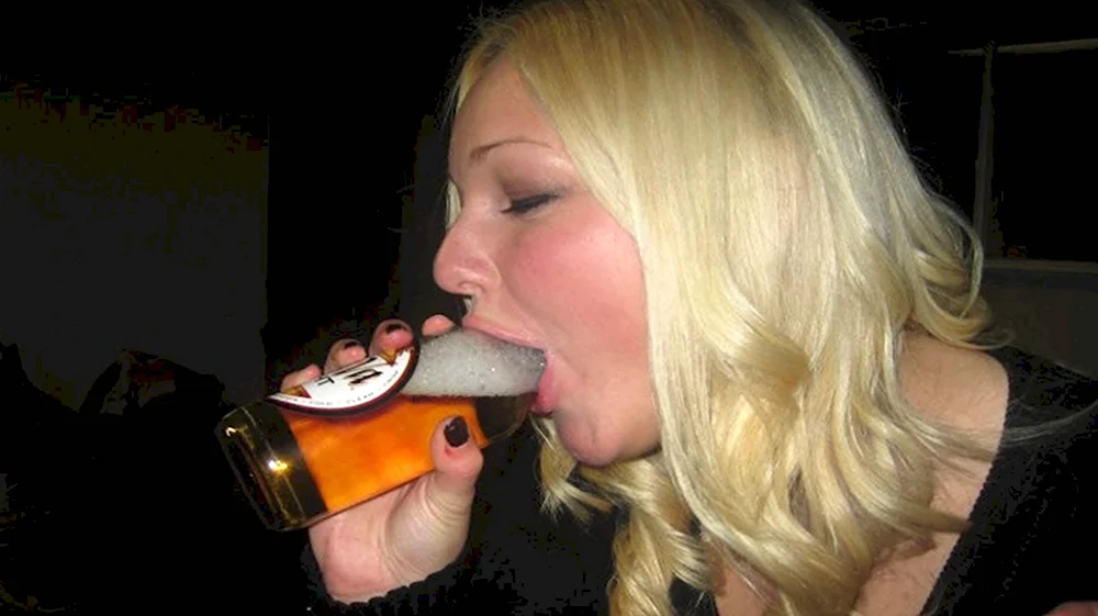 Пьяная девушка с пивом