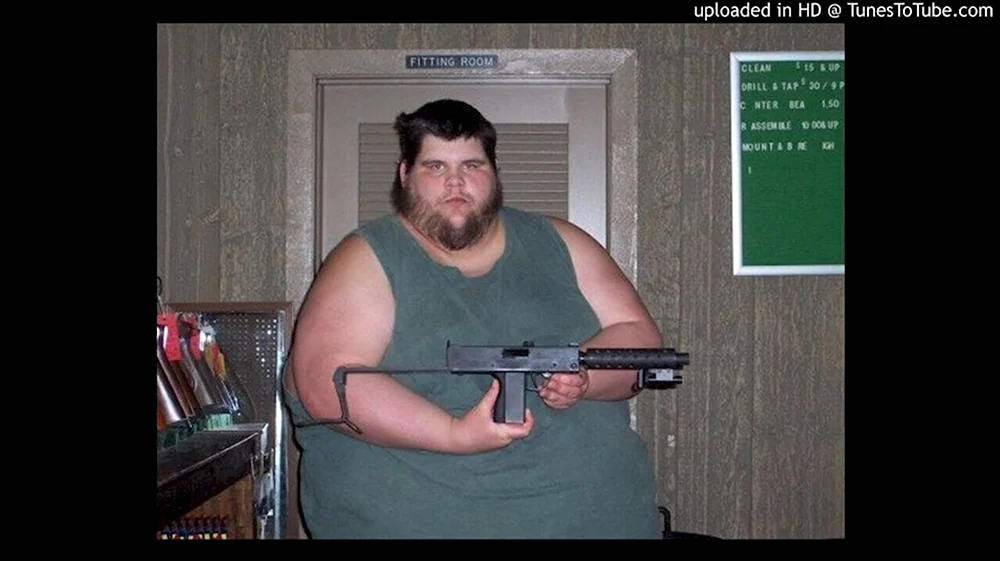 Толстый парень с оружием