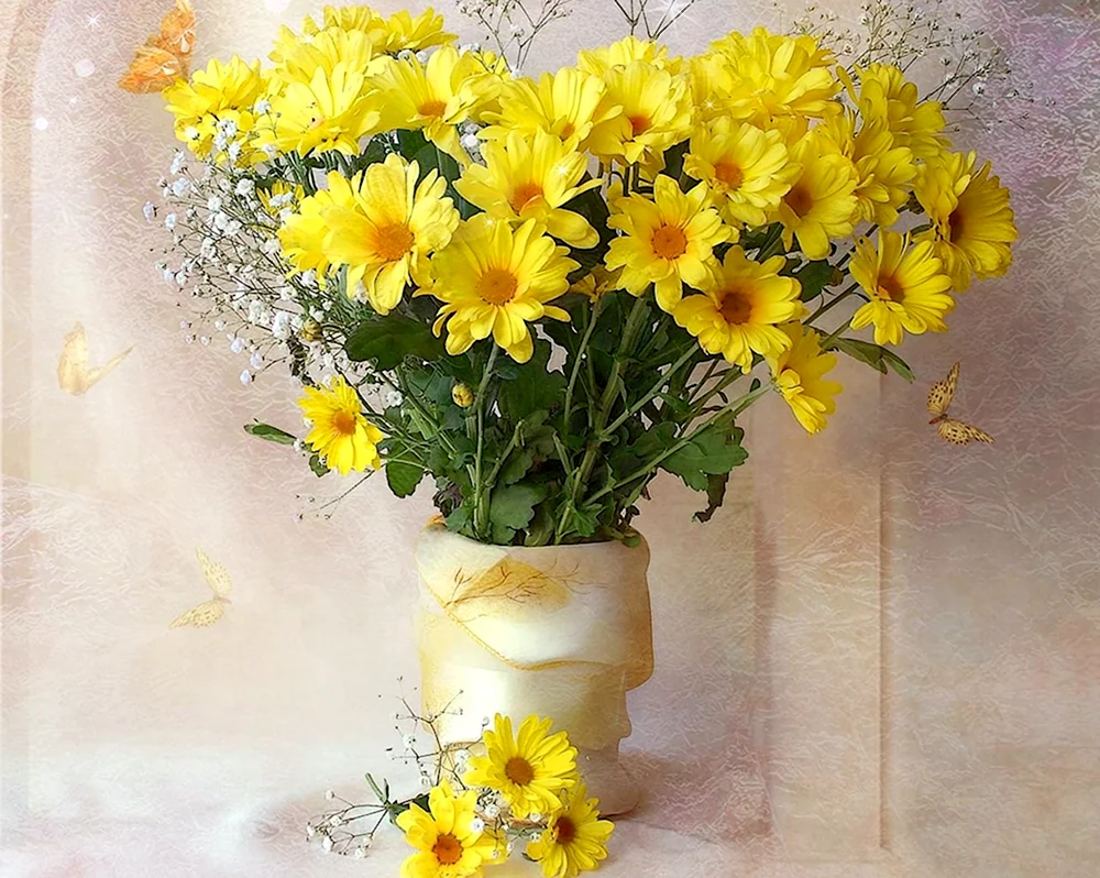 Желтые цветы в вазе