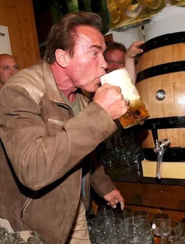 Арнольд Шварценеггер с пивом