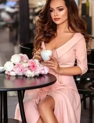 Девушка в кофейном платье