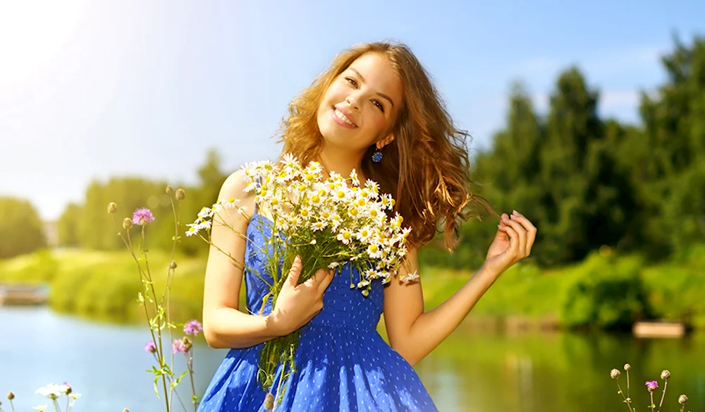 Счастливая женщина с цветами