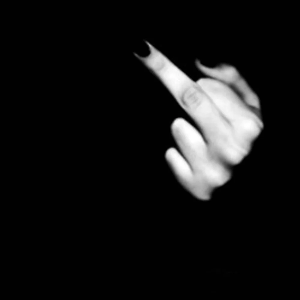 Средний палец на черном фоне